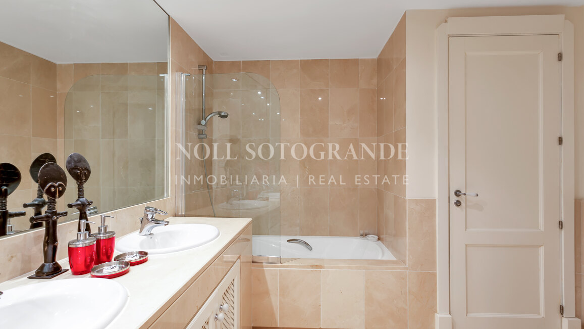 Erdgeschoss-Wohnung in der Marina von Sotogrande mit Garten und Pool