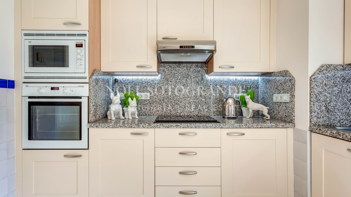 Erdgeschoss-Wohnung in der Marina von Sotogrande mit Garten und Pool