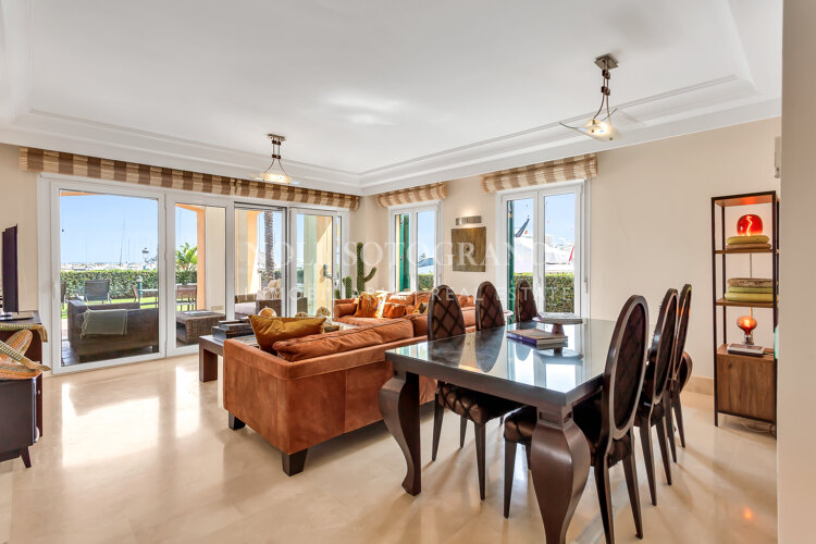Erdgeschoss-Wohnung in der Marina von Sotogrande mit Garten und Pool