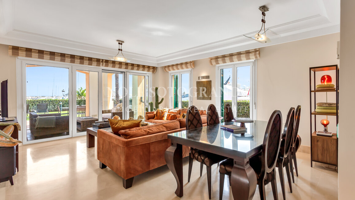 Erdgeschoss-Wohnung in der Marina von Sotogrande mit Garten und Pool