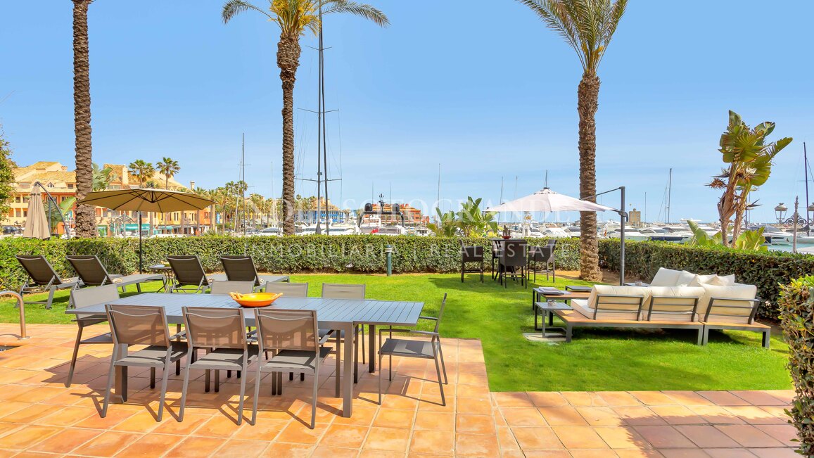 Erdgeschoss-Wohnung in der Marina von Sotogrande mit Garten und Pool