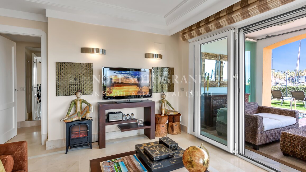 Erdgeschoss-Wohnung in der Marina von Sotogrande mit Garten und Pool