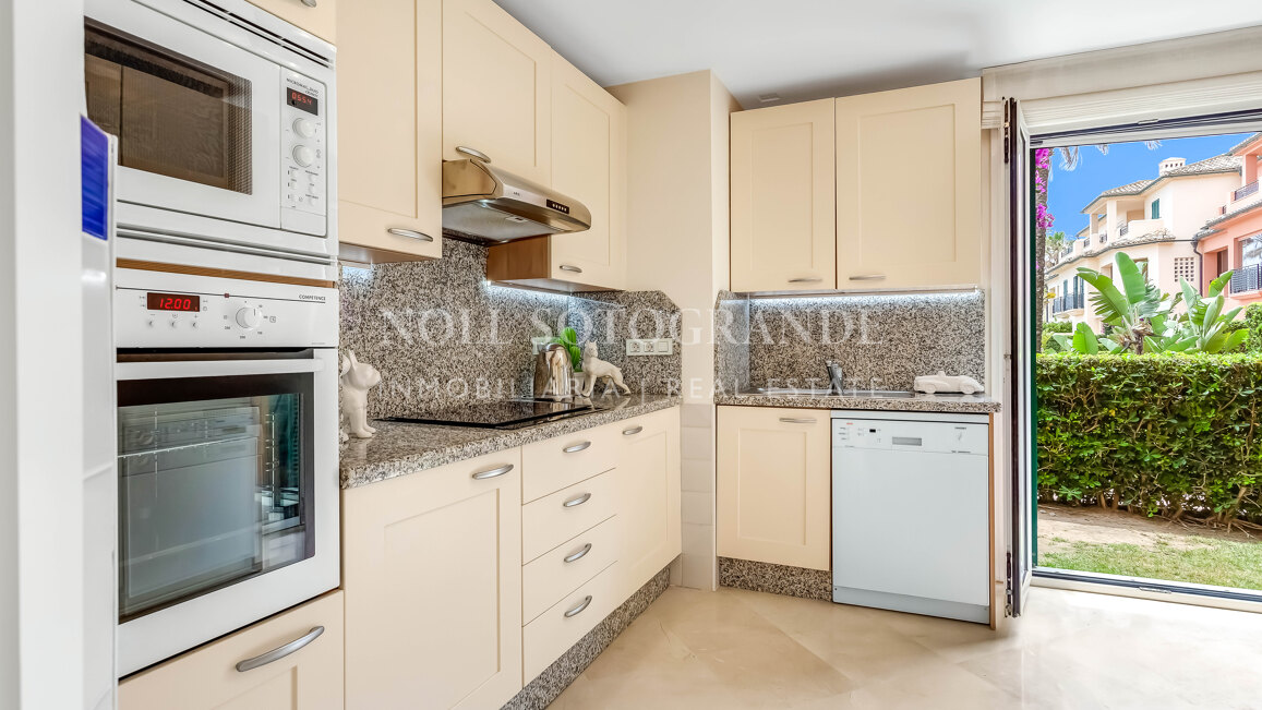 Erdgeschoss-Wohnung in der Marina von Sotogrande mit Garten und Pool