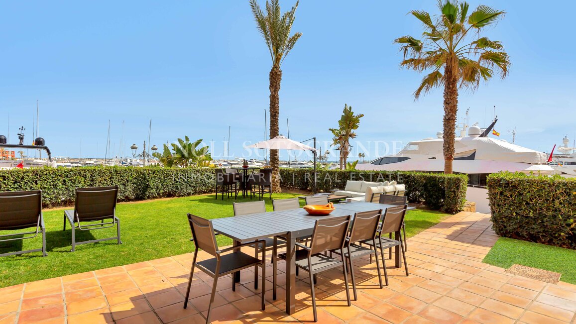 Erdgeschoss-Wohnung in der Marina von Sotogrande mit Garten und Pool