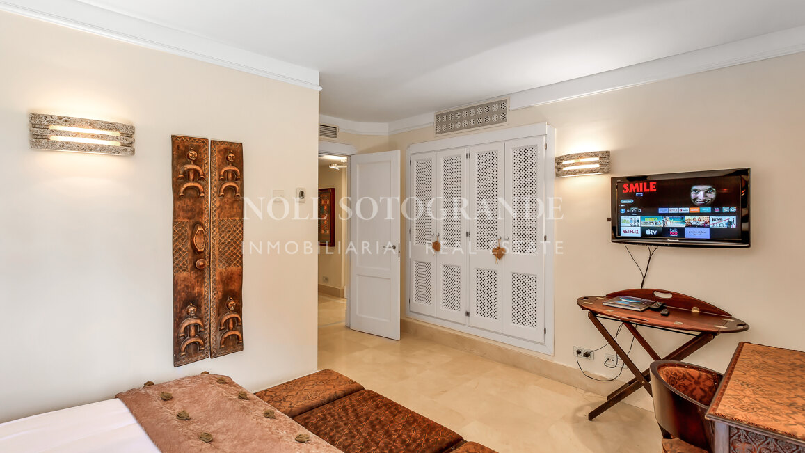 Erdgeschoss-Wohnung in der Marina von Sotogrande mit Garten und Pool