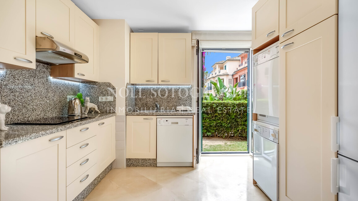 Erdgeschoss-Wohnung in der Marina von Sotogrande mit Garten und Pool