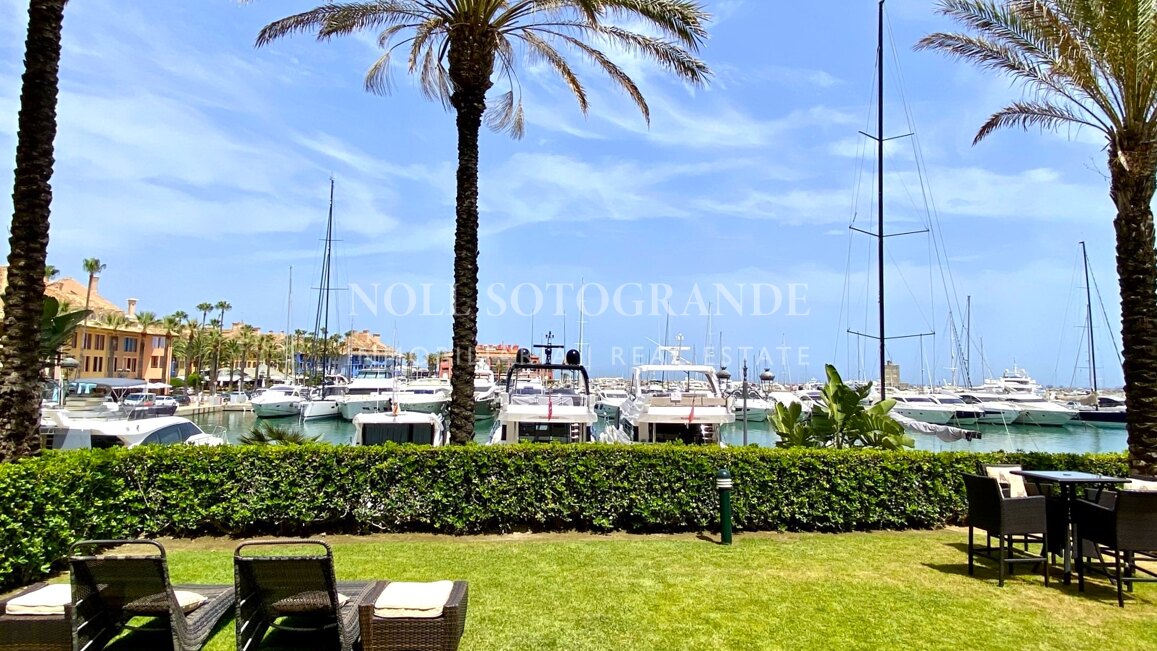 Erdgeschoss-Wohnung in der Marina von Sotogrande mit Garten und Pool