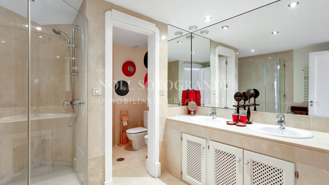 Erdgeschoss-Wohnung in der Marina von Sotogrande mit Garten und Pool