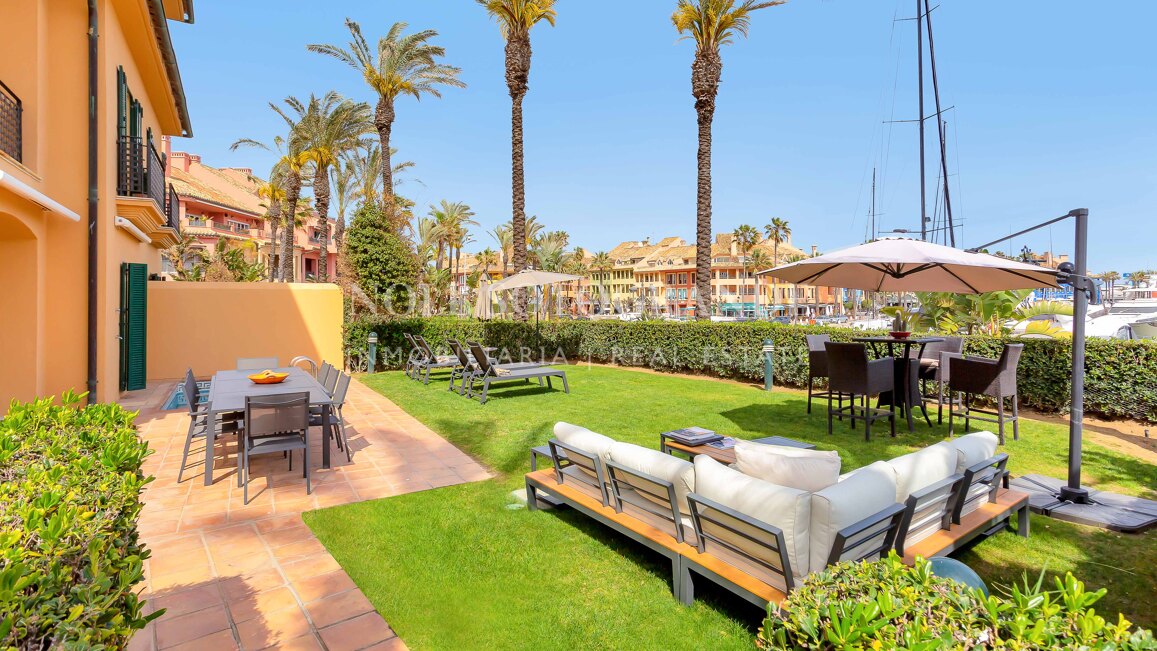 Erdgeschoss-Wohnung in der Marina von Sotogrande mit Garten und Pool