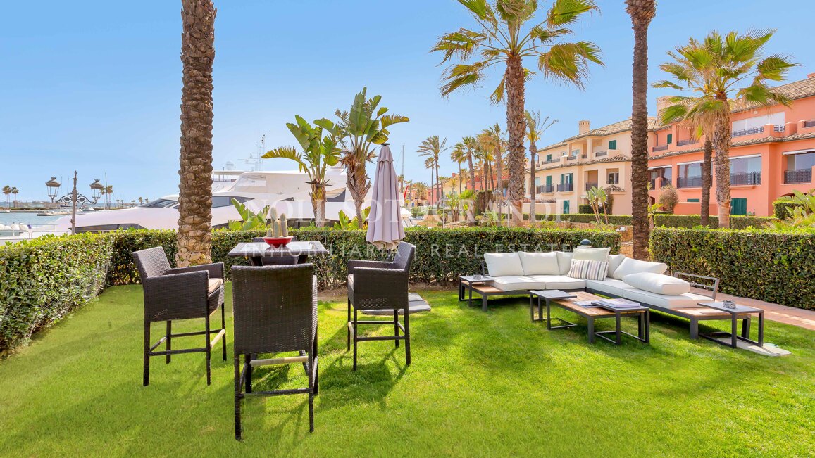 Erdgeschoss-Wohnung in der Marina von Sotogrande mit Garten und Pool