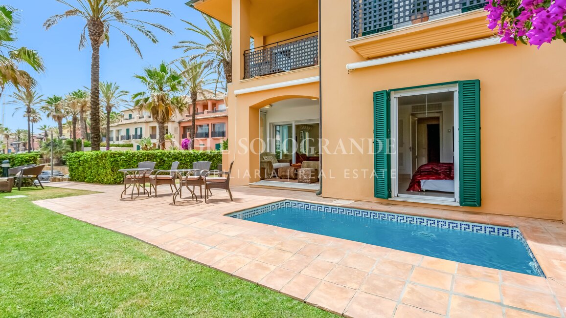 Erdgeschoss-Wohnung in der Marina von Sotogrande mit Garten und Pool