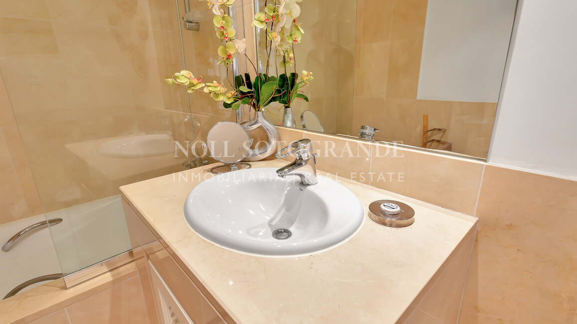 Erdgeschoss-Wohnung in der Marina von Sotogrande mit Garten und Pool