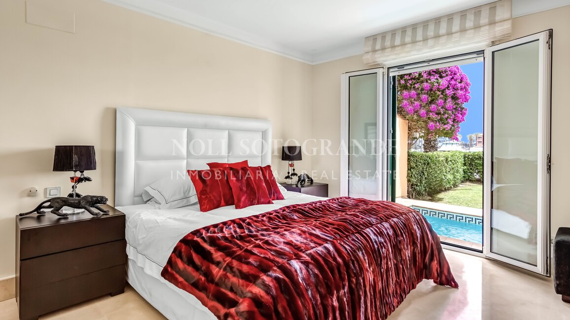 Erdgeschoss-Wohnung in der Marina von Sotogrande mit Garten und Pool