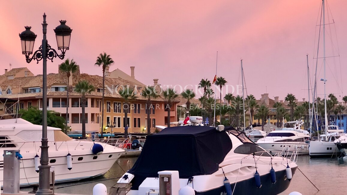 Erdgeschoss-Wohnung in der Marina von Sotogrande mit Garten und Pool