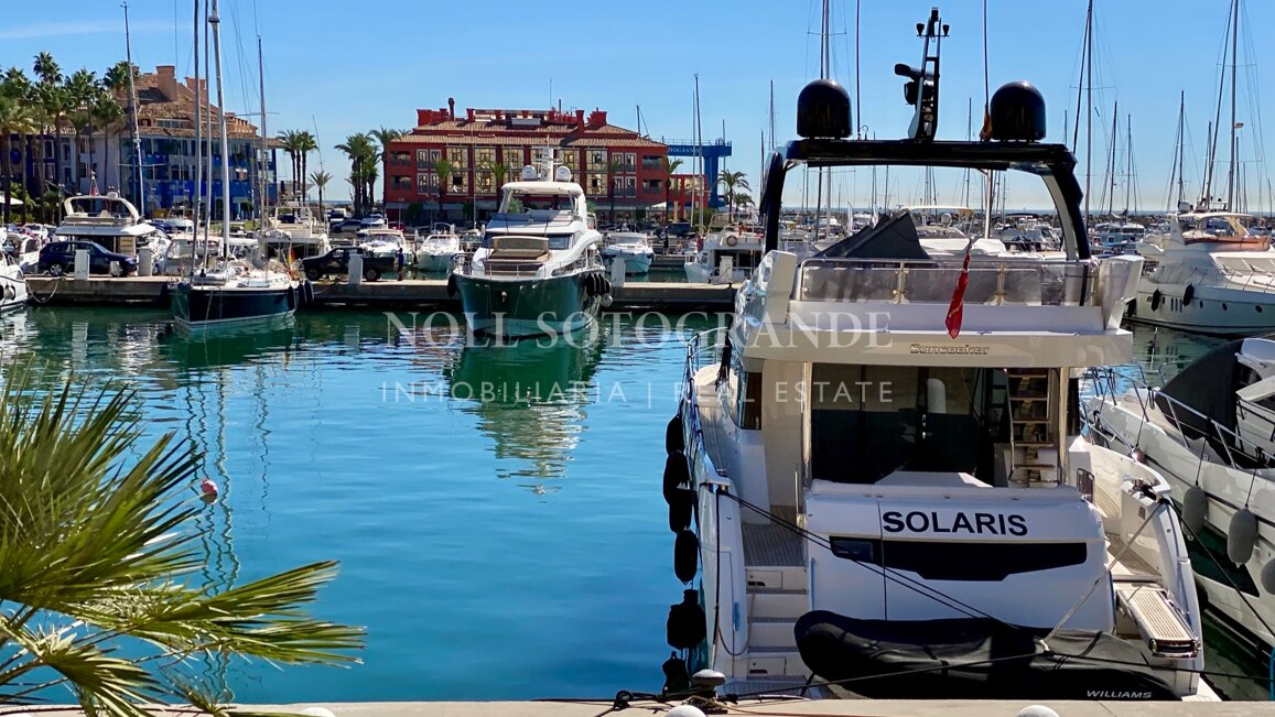 Erdgeschoss-Wohnung in der Marina von Sotogrande mit Garten und Pool