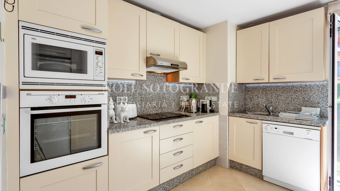 Erdgeschoss-Wohnung in der Marina von Sotogrande mit Garten und Pool