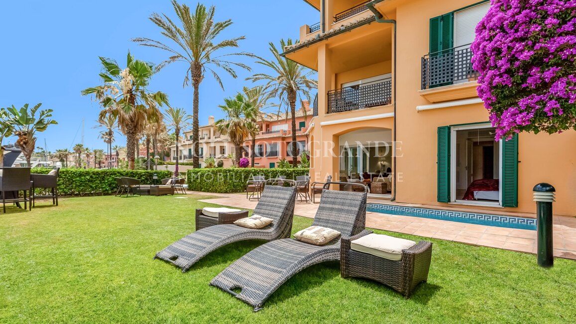 Erdgeschoss-Wohnung in der Marina von Sotogrande mit Garten und Pool