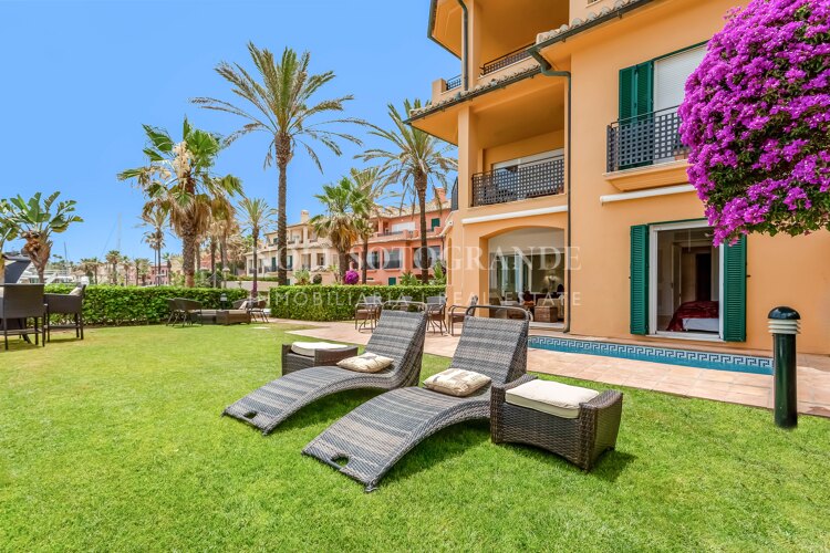 Erdgeschoss-Wohnung in der Marina von Sotogrande mit Garten und Pool