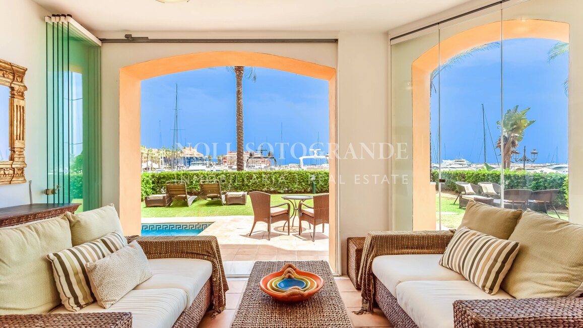 Erdgeschoss-Wohnung in der Marina von Sotogrande mit Garten und Pool