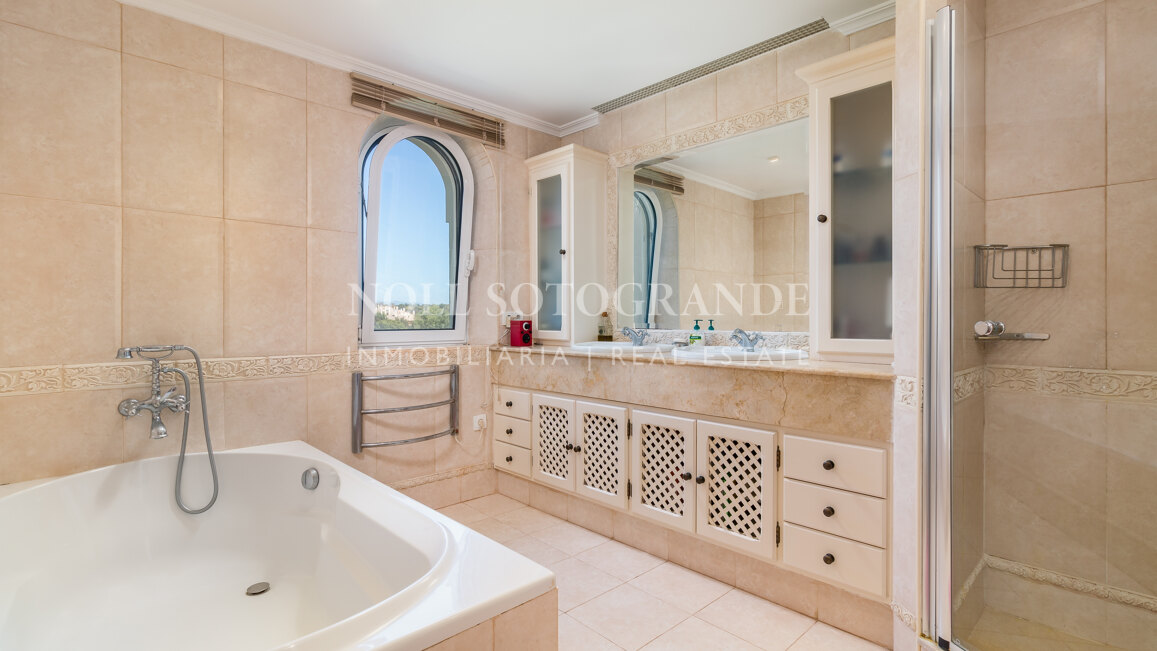 Villa French Marigold - Einfamilienhaus zum Verkauf in Sotogrande Alto