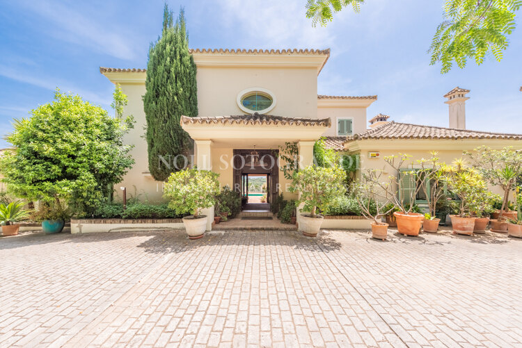 Villa Frangipani - Große Villa mit 9 Schlafzimmern in Sotogrande Alto mit Golf- und Meerblick