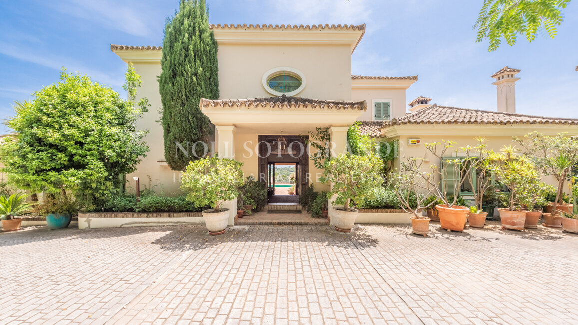 Villa Frangipani - Große Villa mit 9 Schlafzimmern in Sotogrande Alto mit Golf- und Meerblick