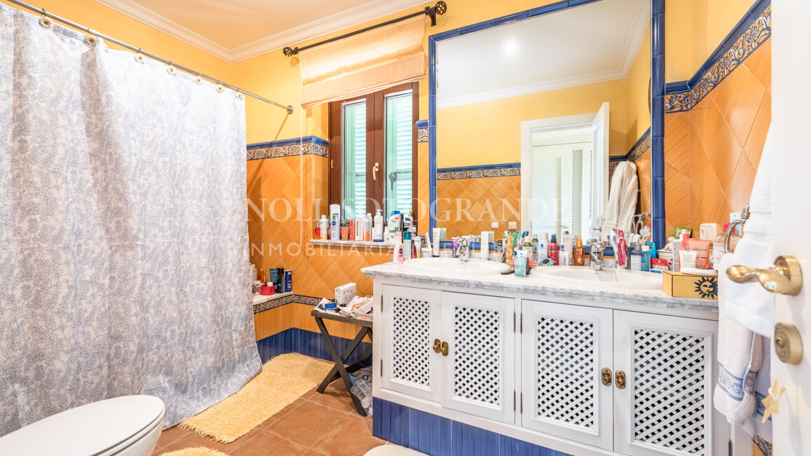 Villa Frangipani - Große Villa mit 9 Schlafzimmern in Sotogrande Alto mit Golf- und Meerblick