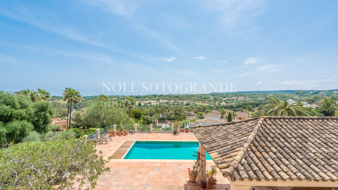 Villa Frangipani - Große Villa mit 9 Schlafzimmern in Sotogrande Alto mit Golf- und Meerblick