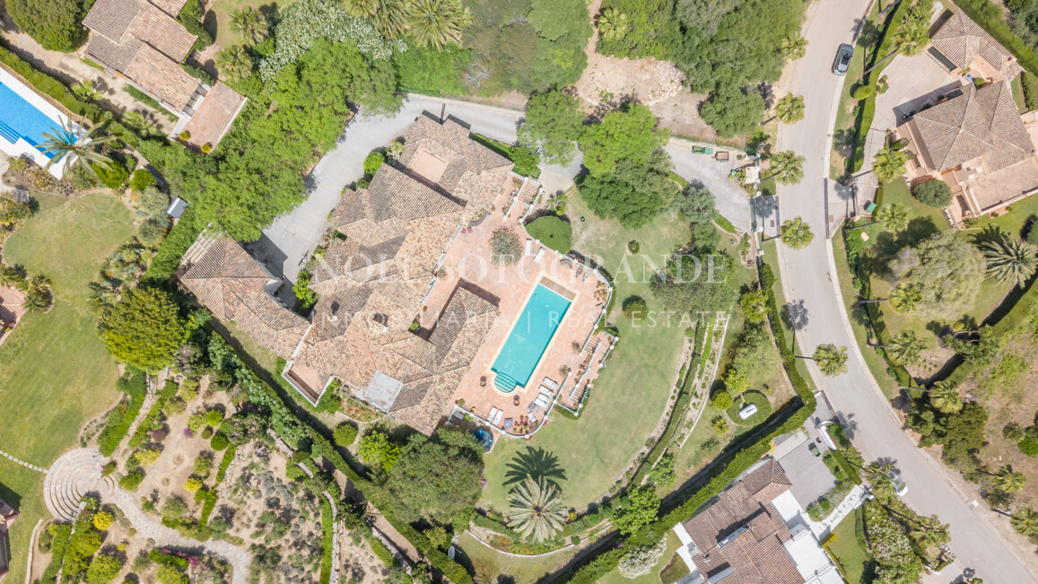 Villa Frangipani - Große Villa mit 9 Schlafzimmern in Sotogrande Alto mit Golf- und Meerblick