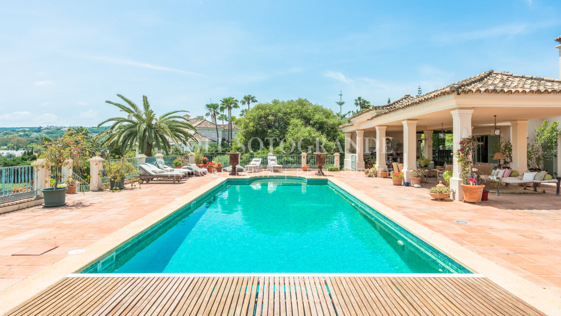 Villa Frangipani - Große Villa mit 9 Schlafzimmern in Sotogrande Alto mit Golf- und Meerblick