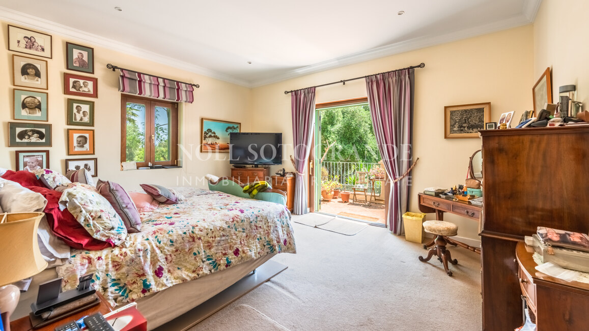 Villa Frangipani - Große Villa mit 9 Schlafzimmern in Sotogrande Alto mit Golf- und Meerblick