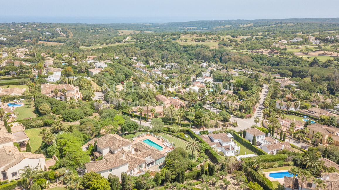 Villa Frangipani - Große Villa mit 9 Schlafzimmern in Sotogrande Alto mit Golf- und Meerblick
