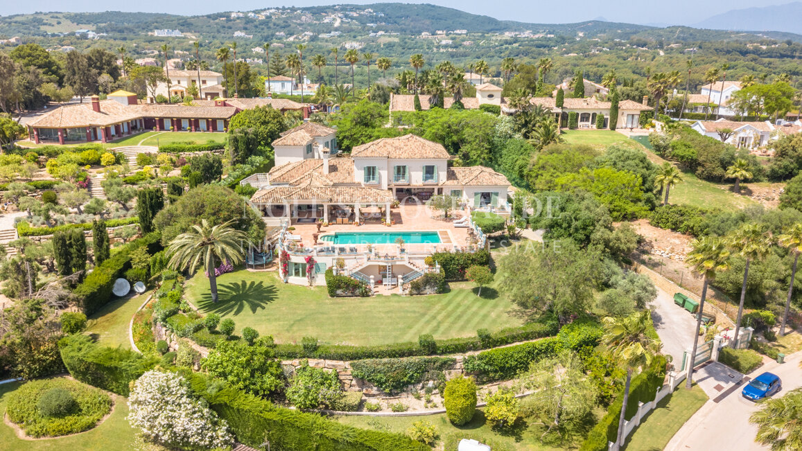 Villa Frangipani - Große Villa mit 9 Schlafzimmern in Sotogrande Alto mit Golf- und Meerblick