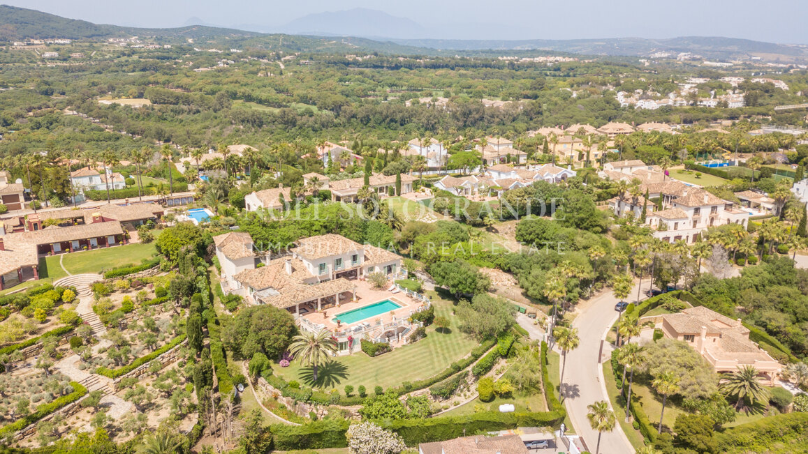 Villa Frangipani - Große Villa mit 9 Schlafzimmern in Sotogrande Alto mit Golf- und Meerblick