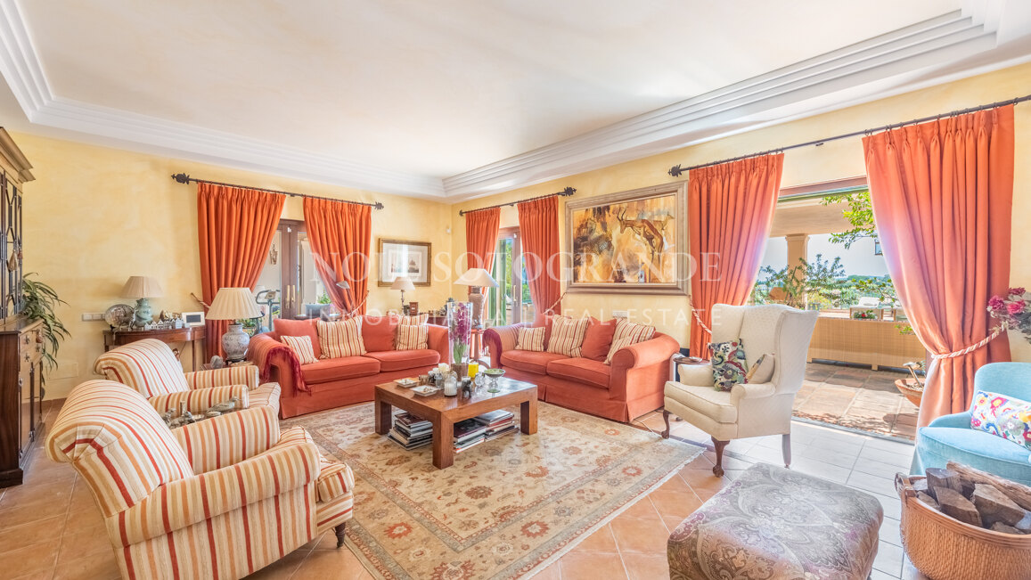 Villa Frangipani - Große Villa mit 9 Schlafzimmern in Sotogrande Alto mit Golf- und Meerblick