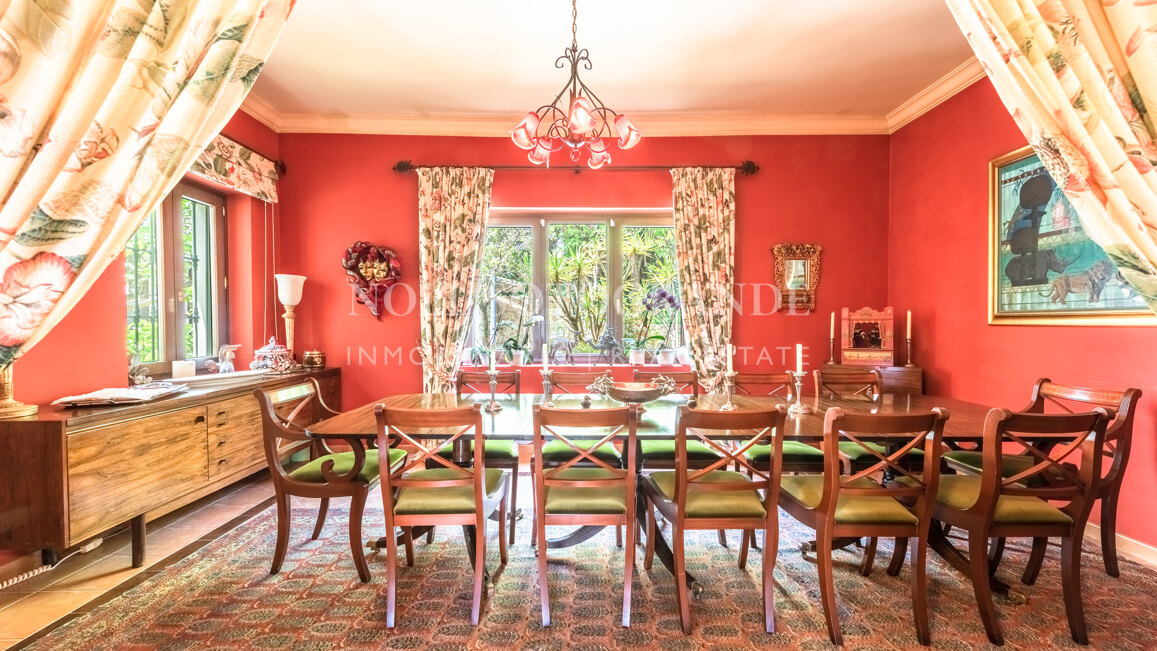 Villa Frangipani - Große Villa mit 9 Schlafzimmern in Sotogrande Alto mit Golf- und Meerblick