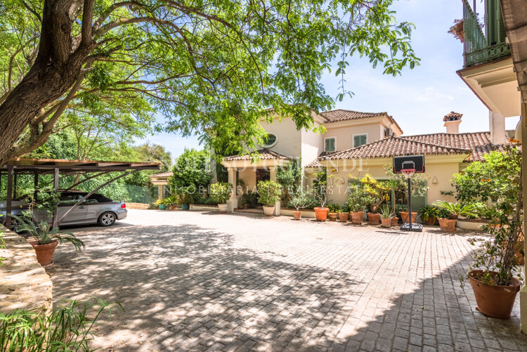 Villa Frangipani - Große Villa mit 9 Schlafzimmern in Sotogrande Alto mit Golf- und Meerblick