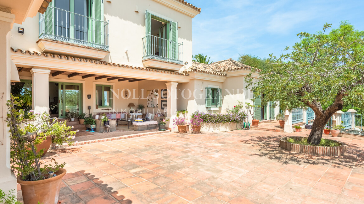 Villa Frangipani - Große Villa mit 9 Schlafzimmern in Sotogrande Alto mit Golf- und Meerblick