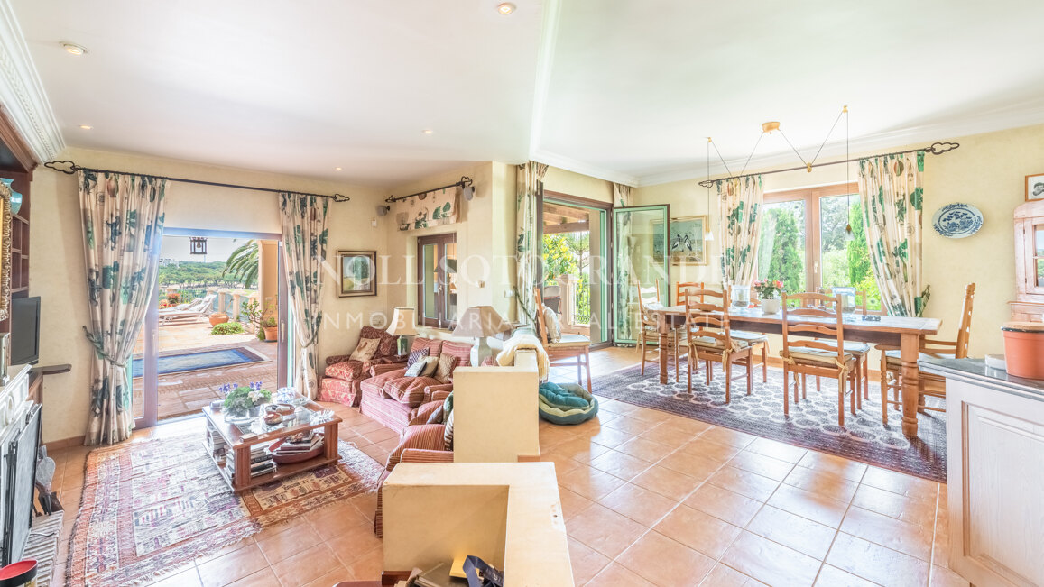 Villa Frangipani - Große Villa mit 9 Schlafzimmern in Sotogrande Alto mit Golf- und Meerblick