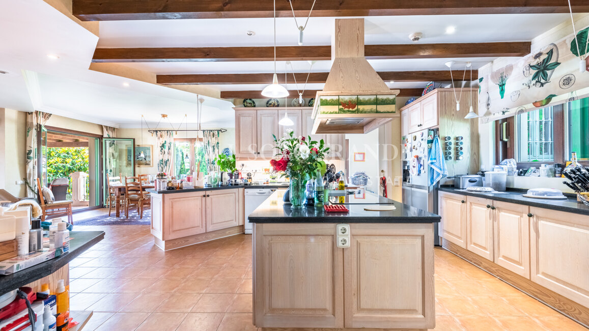 Villa Frangipani - Große Villa mit 9 Schlafzimmern in Sotogrande Alto mit Golf- und Meerblick