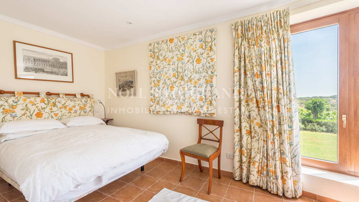 Villa Frangipani - Große Villa mit 9 Schlafzimmern in Sotogrande Alto mit Golf- und Meerblick