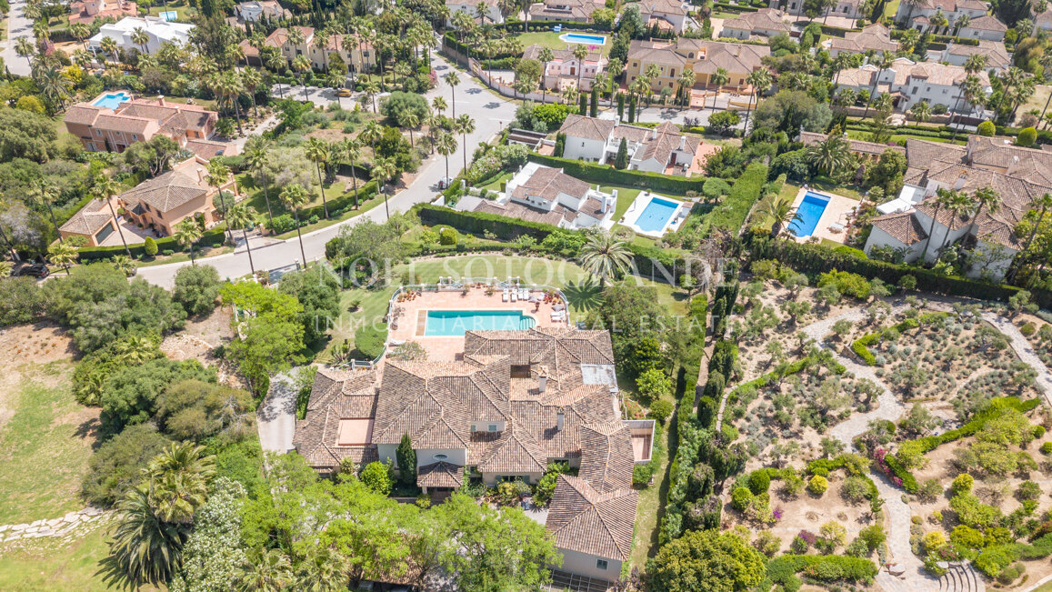 Villa Frangipani - Große Villa mit 9 Schlafzimmern in Sotogrande Alto mit Golf- und Meerblick