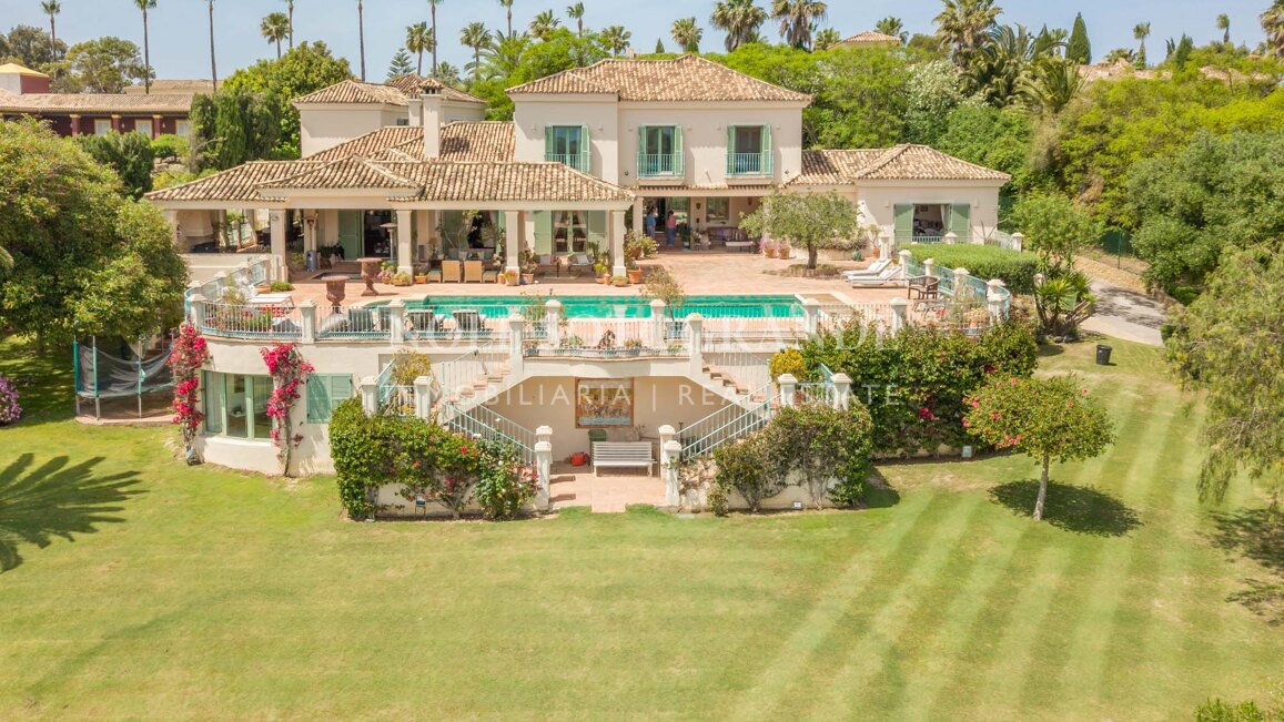 Villa Frangipani - Große Villa mit 9 Schlafzimmern in Sotogrande Alto mit Golf- und Meerblick