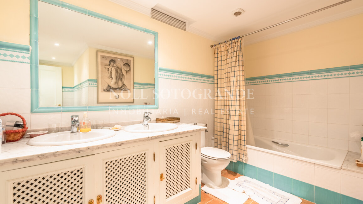 Villa Frangipani - Große Villa mit 9 Schlafzimmern in Sotogrande Alto mit Golf- und Meerblick