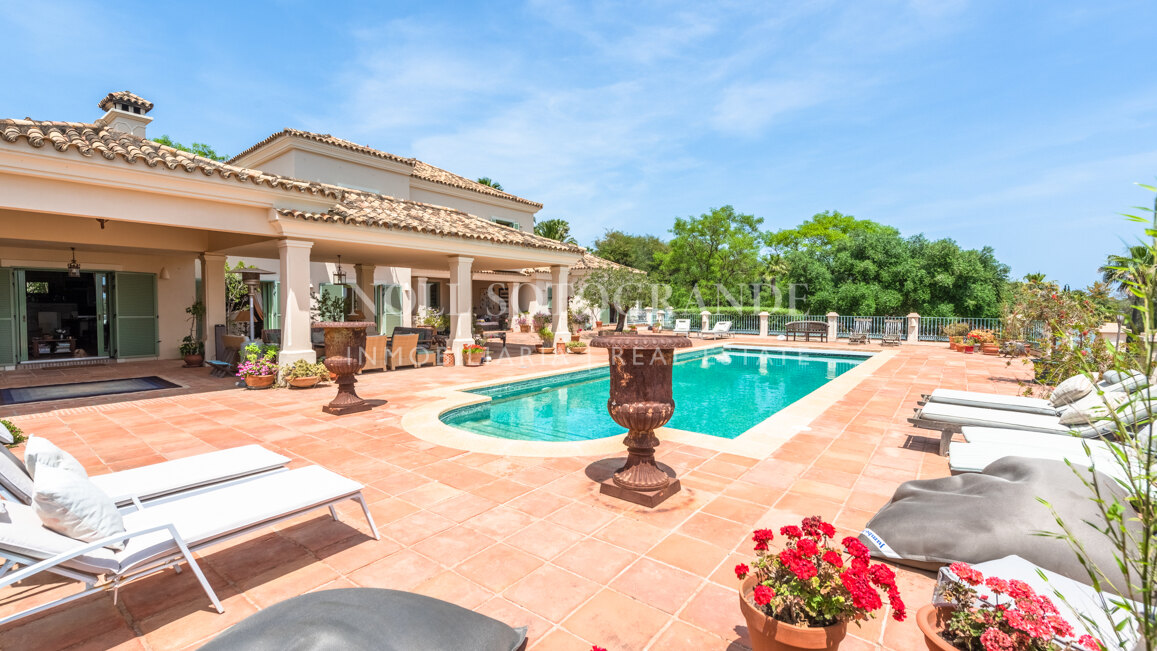 Villa Frangipani - Große Villa mit 9 Schlafzimmern in Sotogrande Alto mit Golf- und Meerblick