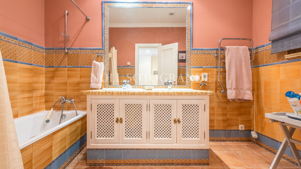 Villa Frangipani - Große Villa mit 9 Schlafzimmern in Sotogrande Alto mit Golf- und Meerblick