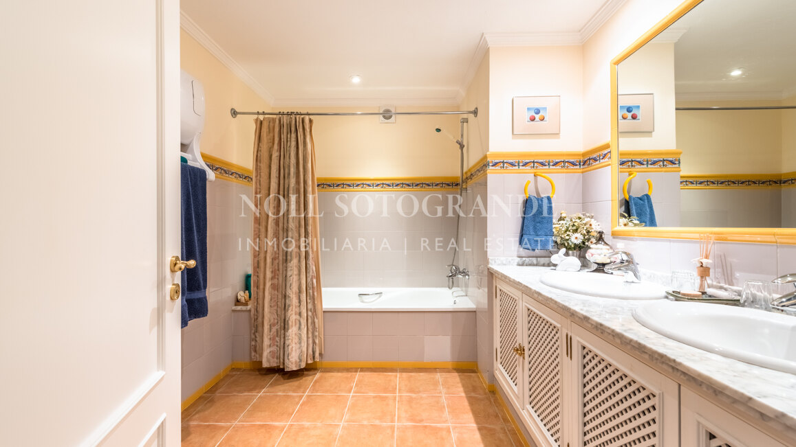 Villa Frangipani - Große Villa mit 9 Schlafzimmern in Sotogrande Alto mit Golf- und Meerblick