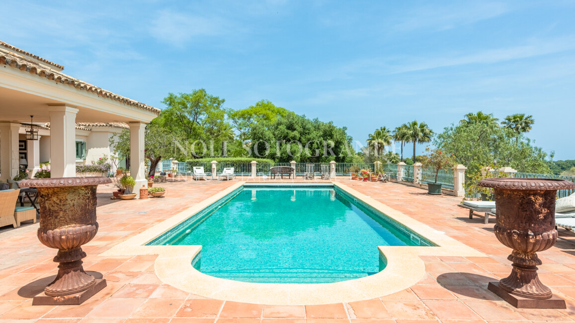 Villa Frangipani - Große Villa mit 9 Schlafzimmern in Sotogrande Alto mit Golf- und Meerblick