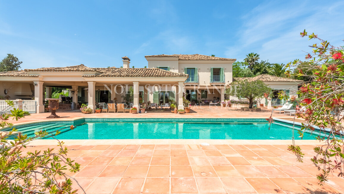 Villa Frangipani - Große Villa mit 9 Schlafzimmern in Sotogrande Alto mit Golf- und Meerblick