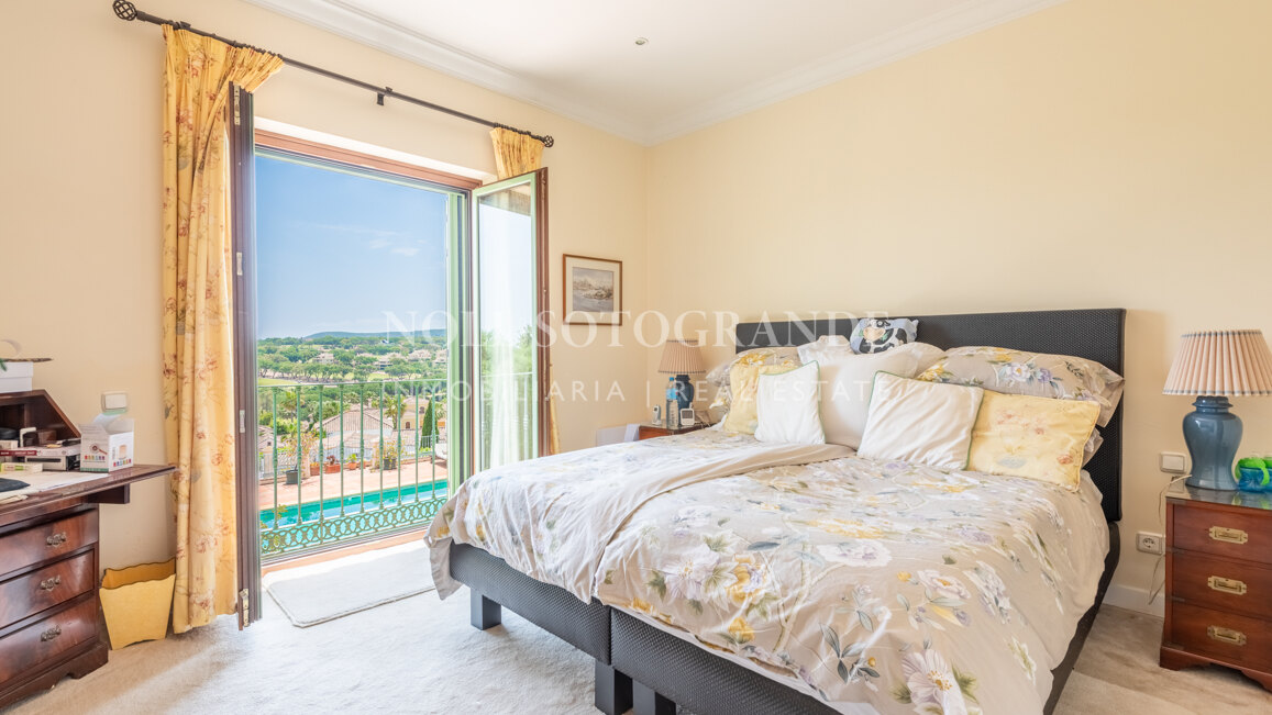Villa Frangipani - Große Villa mit 9 Schlafzimmern in Sotogrande Alto mit Golf- und Meerblick